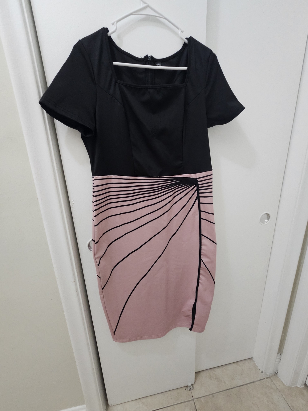 Black & pink dress size 12. Lint on the top. #workwear #stripest